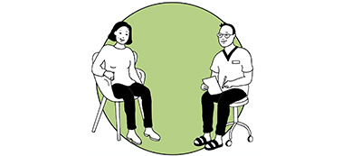 Tecknad bild med en kvinna som samtalar med en manlig vårdgivare. Han för anteckningar på ett papper. Teckningen ramas in av en grön cirkelformad bottenplatta. Illustration Majsan Sundell.